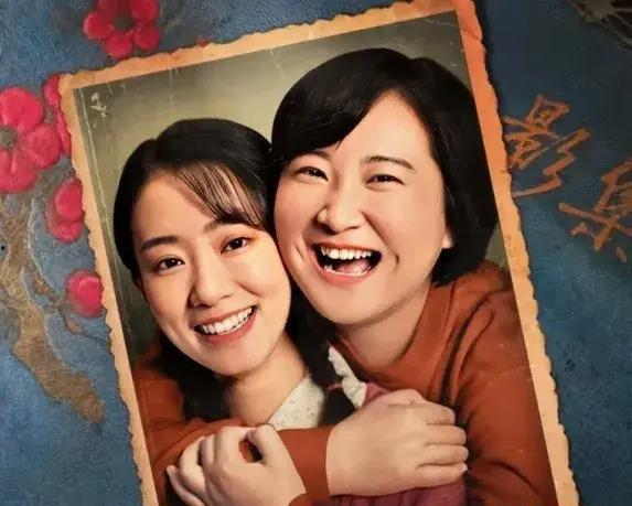 娱乐圈吃瓜爆料模板女主,当红小花旦被曝与神秘富商恋情,背后真相令人震惊!